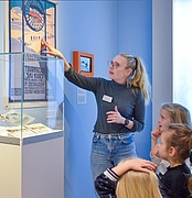 Museumspädagogin Natalie Stöhr bei der Familien-Führung durch die Sonderausstellung (Foto: Ulrich Rössle) Museumspädagogin Natalie Stöhr bei der Familien-Führung durch die Sonderausstellung (Foto: Ulrich Rössle)