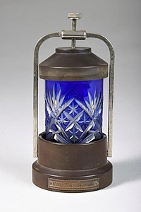 Radium-Trinkgefäß (Höhe 14,5 cm), Überfangglas,  Metall, Ebonit, um 1910 (Foto: Michael Kowalski)