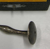 Stift-Pessar aus Silber mit  Originaletui, um 1900 (Foto: Monika Weber)